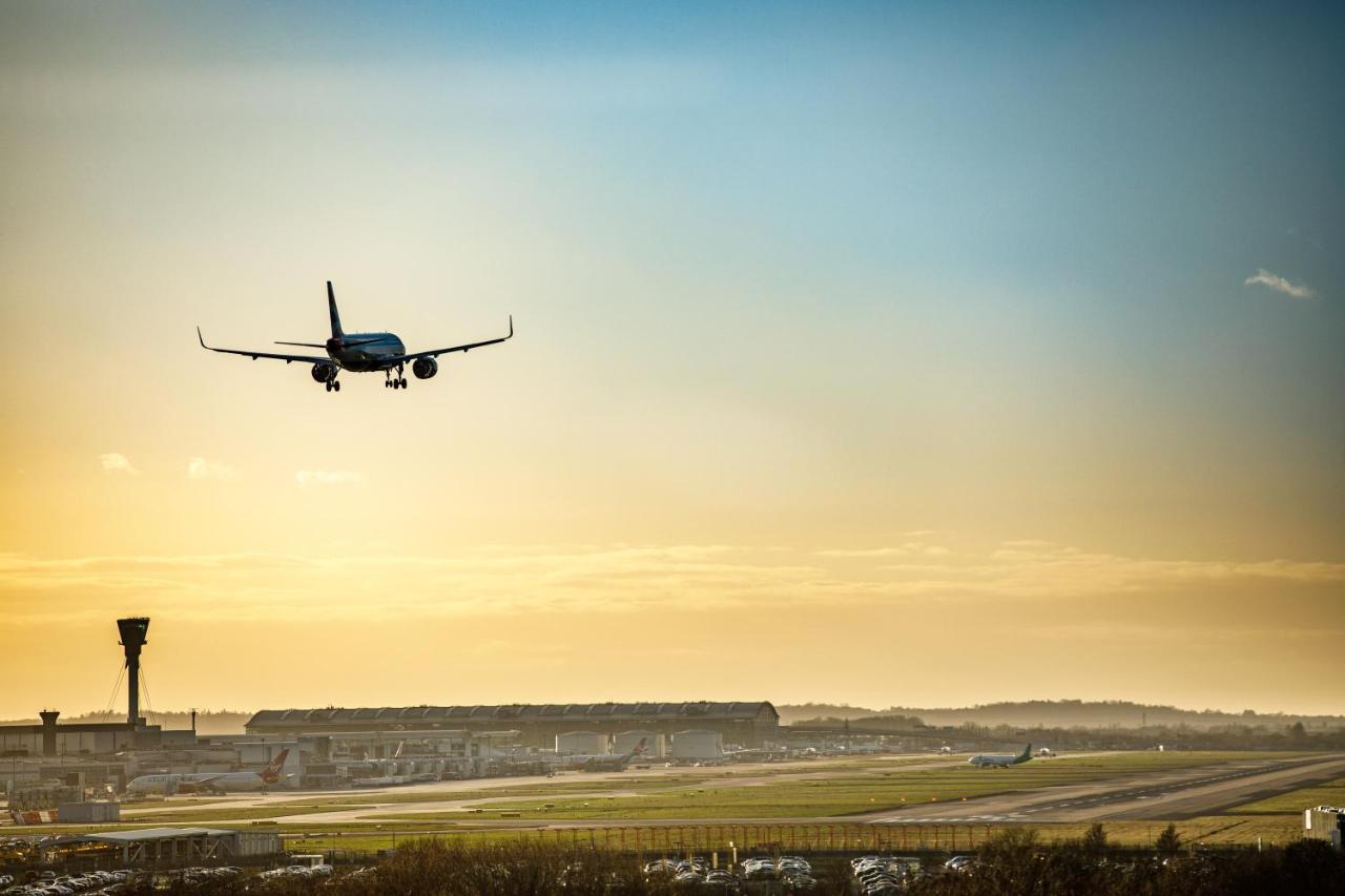 Ibis Budget London Heathrow Central เฮาน์สโลว์ ภายนอก รูปภาพ