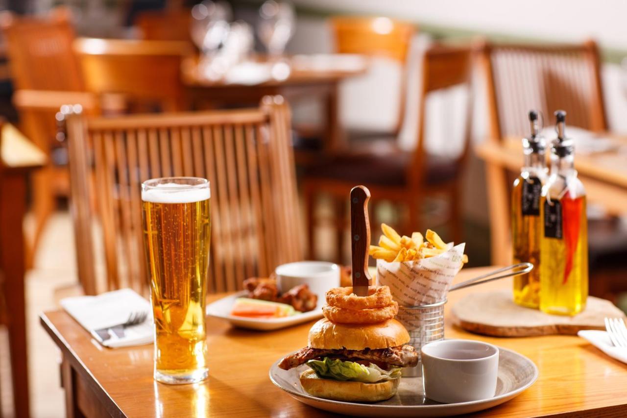 Ibis Budget London Heathrow Central เฮาน์สโลว์ ภายนอก รูปภาพ