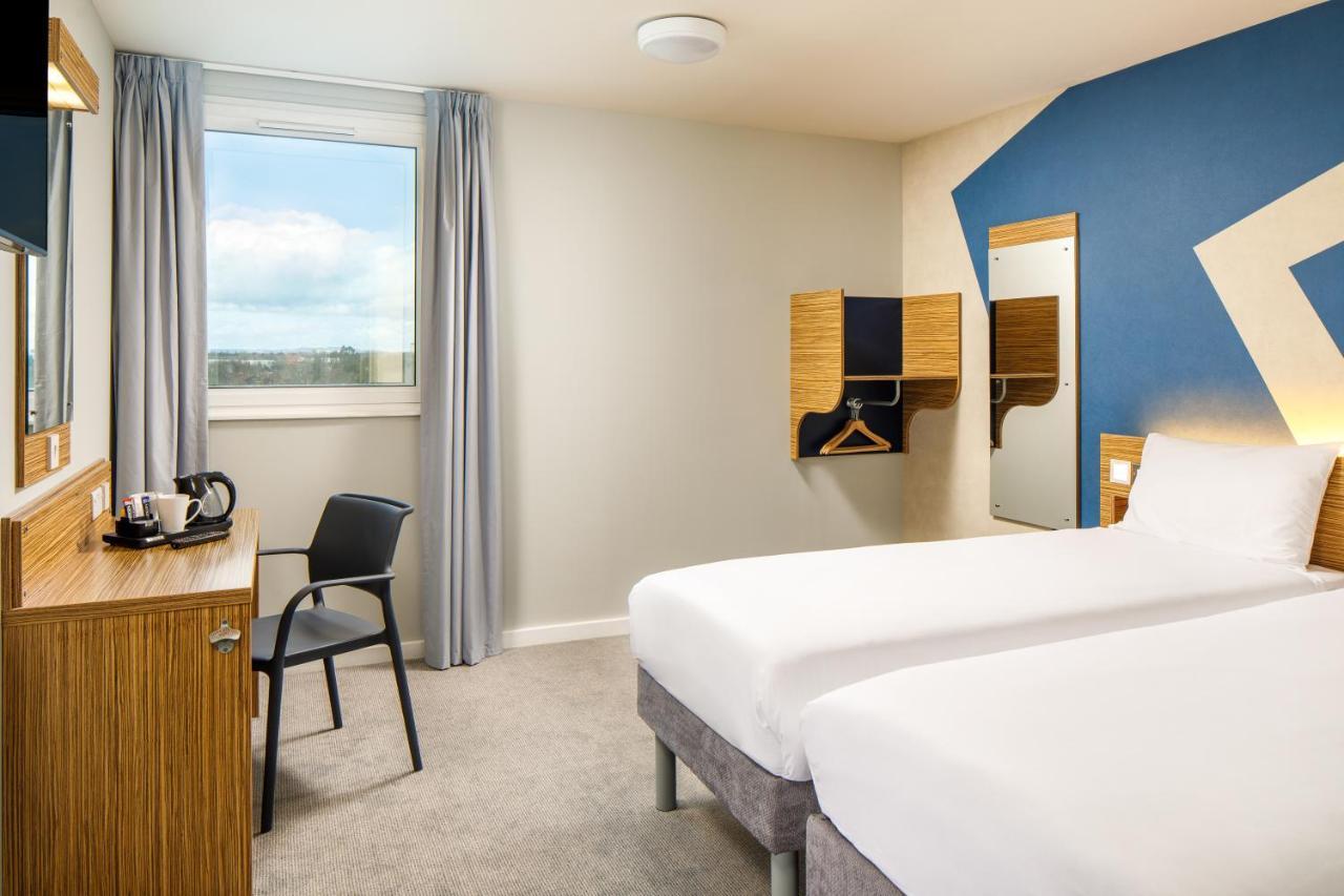 Ibis Budget London Heathrow Central เฮาน์สโลว์ ภายนอก รูปภาพ