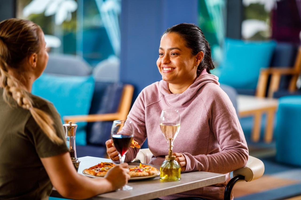 Ibis Budget London Heathrow Central เฮาน์สโลว์ ภายนอก รูปภาพ