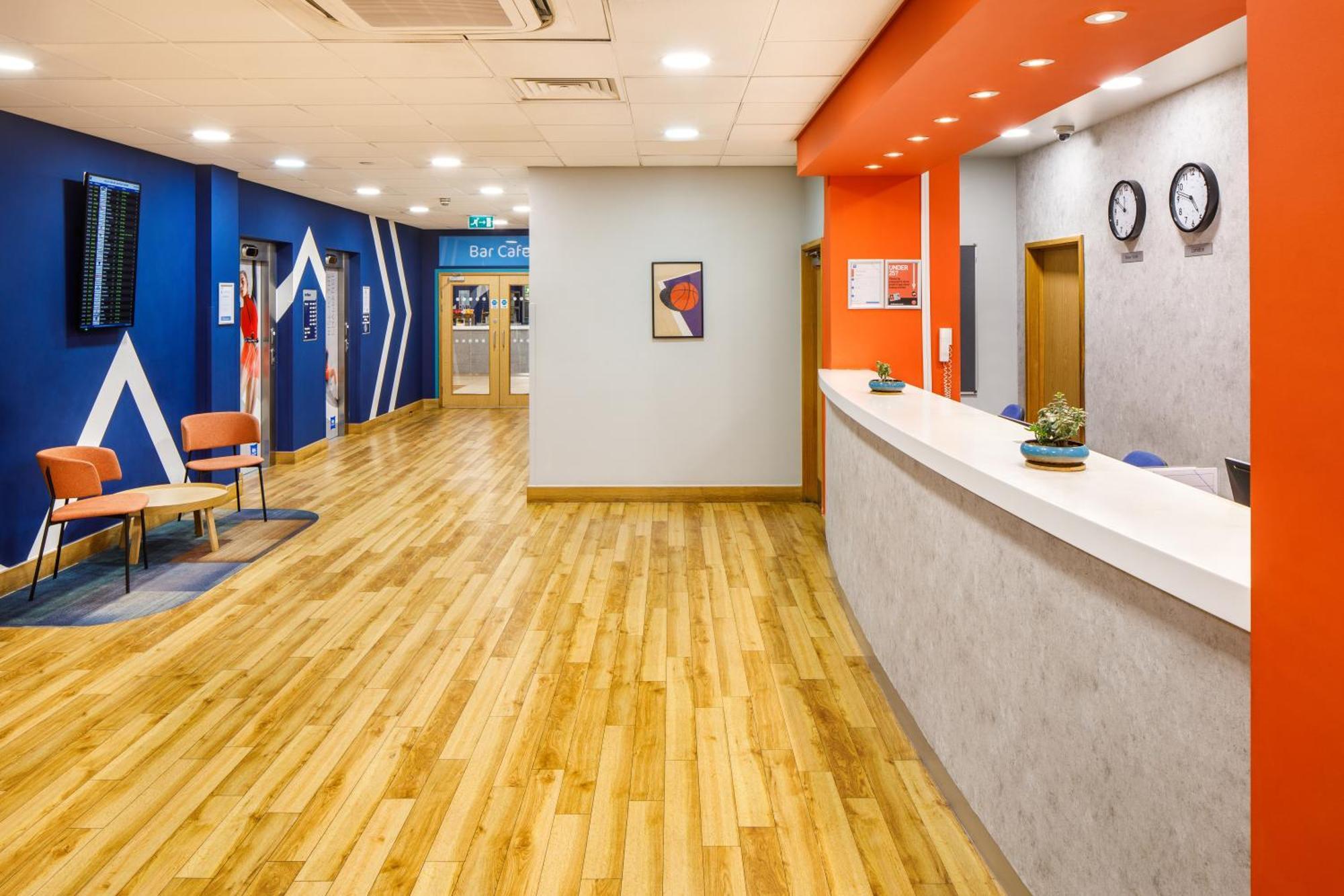 Ibis Budget London Heathrow Central เฮาน์สโลว์ ภายนอก รูปภาพ