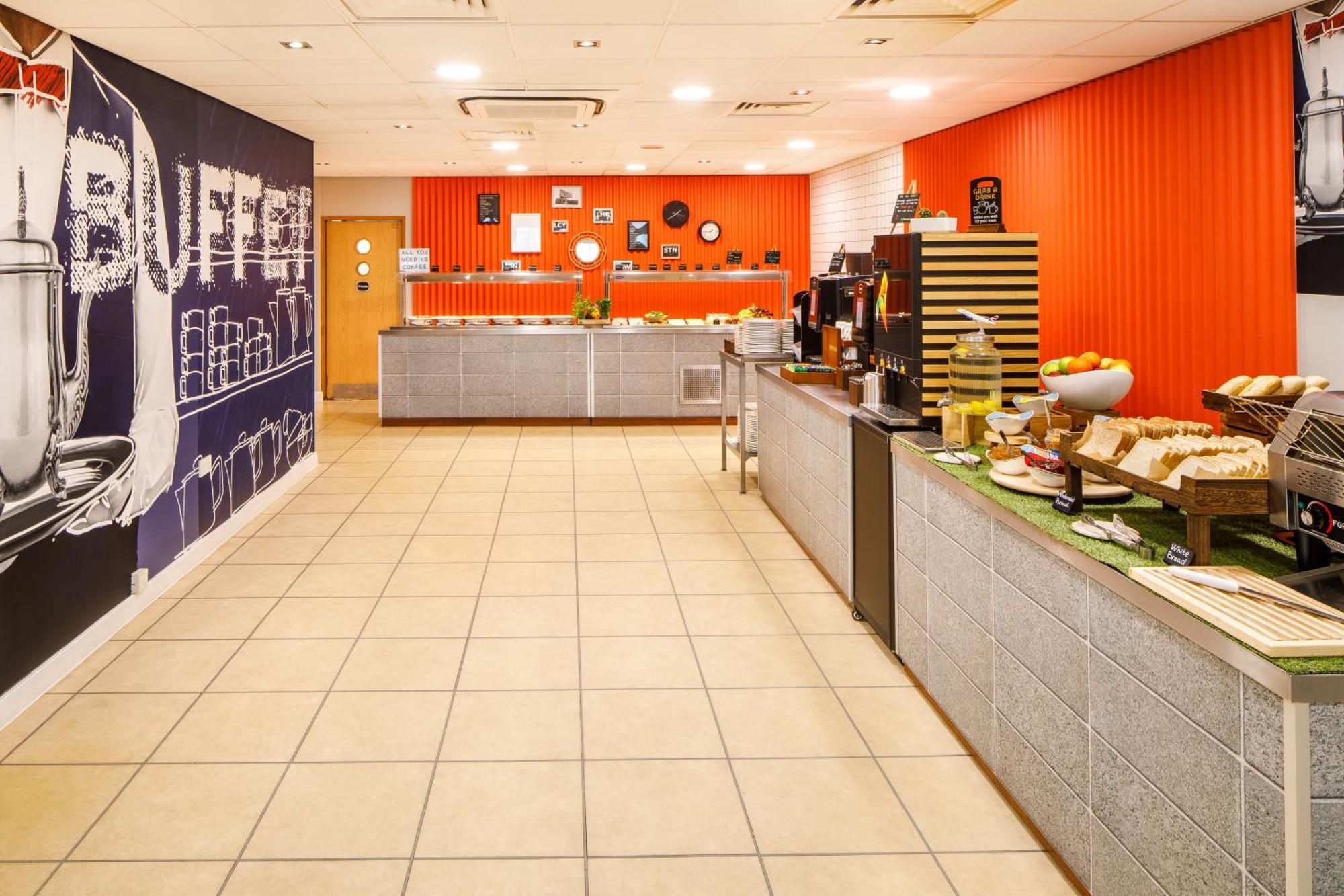 Ibis Budget London Heathrow Central เฮาน์สโลว์ ภายนอก รูปภาพ