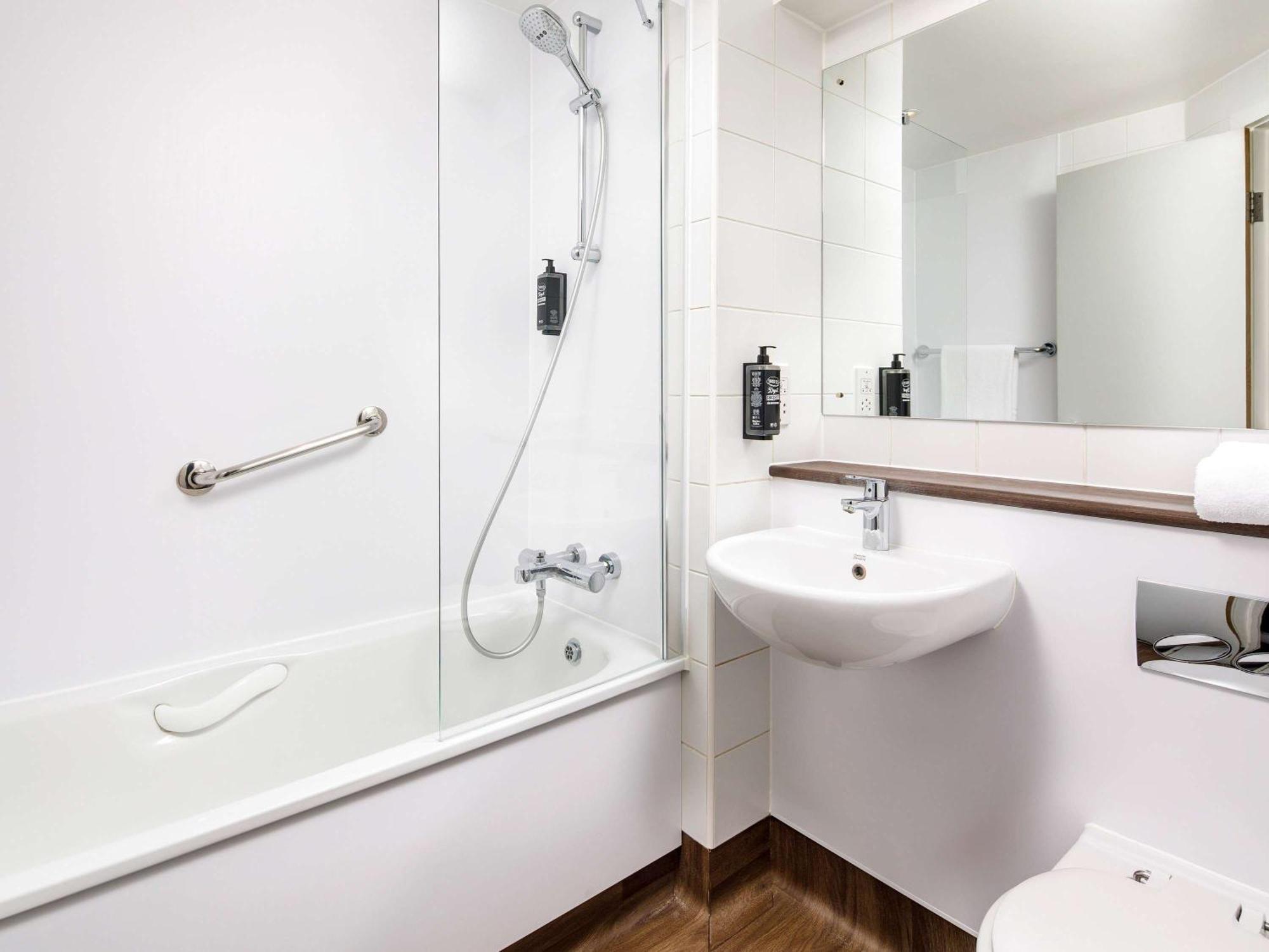 Ibis Budget London Heathrow Central เฮาน์สโลว์ ภายนอก รูปภาพ