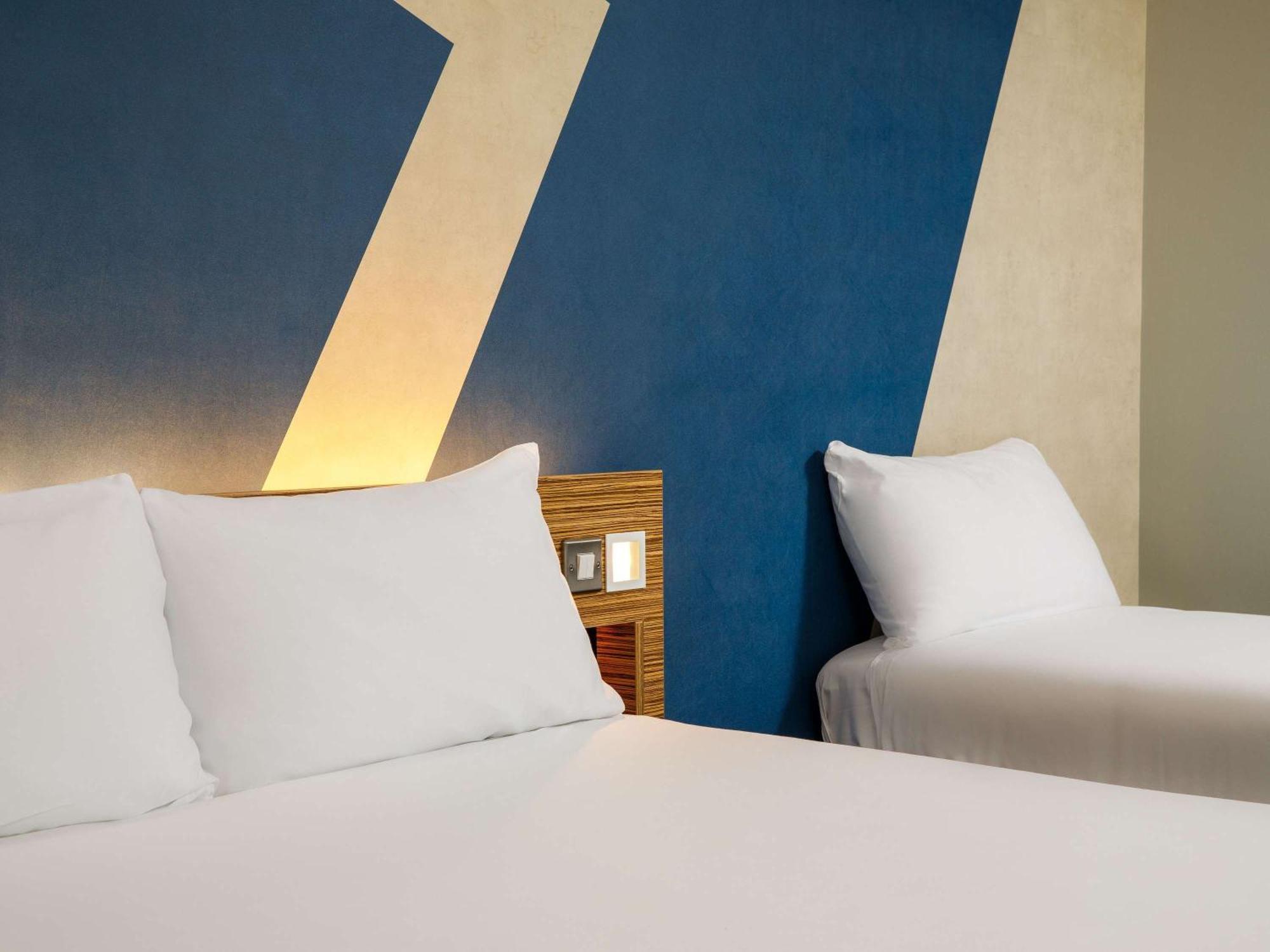 Ibis Budget London Heathrow Central เฮาน์สโลว์ ภายนอก รูปภาพ