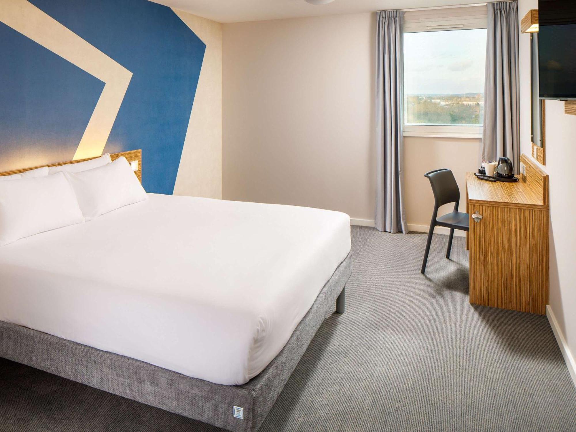 Ibis Budget London Heathrow Central เฮาน์สโลว์ ภายนอก รูปภาพ