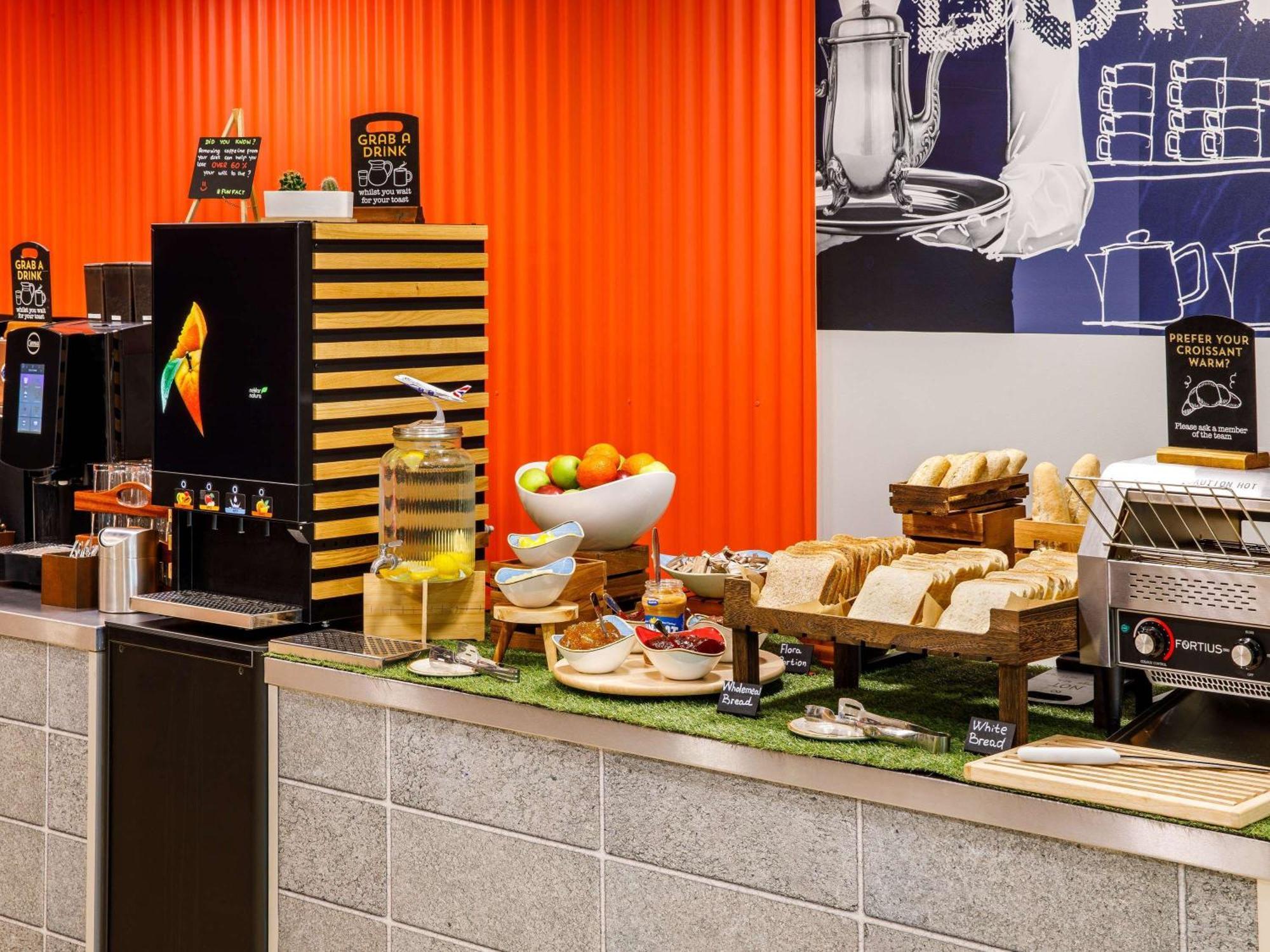 Ibis Budget London Heathrow Central เฮาน์สโลว์ ภายนอก รูปภาพ
