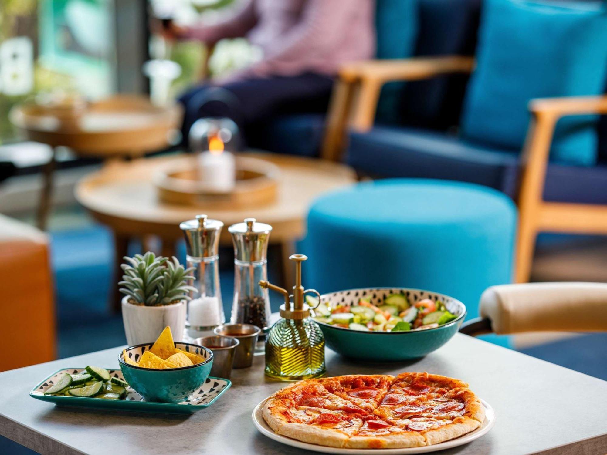 Ibis Budget London Heathrow Central เฮาน์สโลว์ ภายนอก รูปภาพ